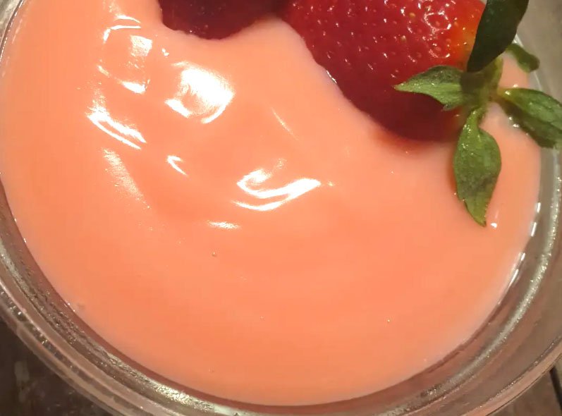 Puding Vanila Strawberry Saus Cokelat