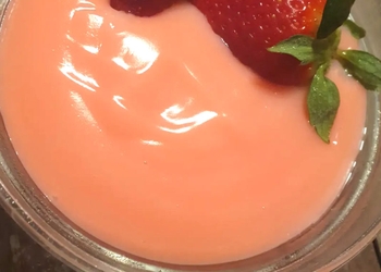 Puding Vanila Strawberry Saus Cokelat