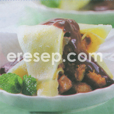 Dadar Pisang Saus Cokelat Dadar Pisang Saus Cokelat