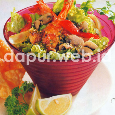 Selada Campur Dengan Pansit Goreng Selada Campur Dengan Pansit Goreng