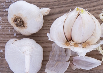 Menyimpan bawang putih